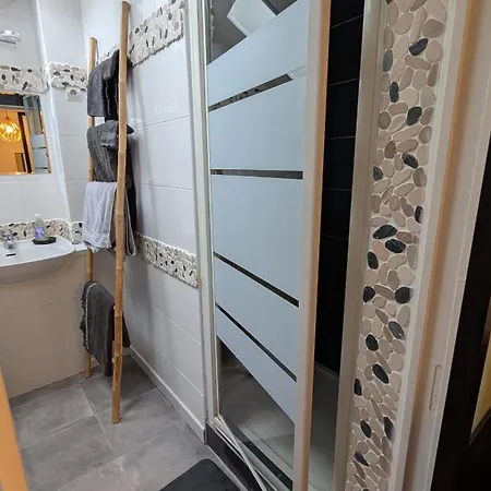 Chez Louchris Apartment